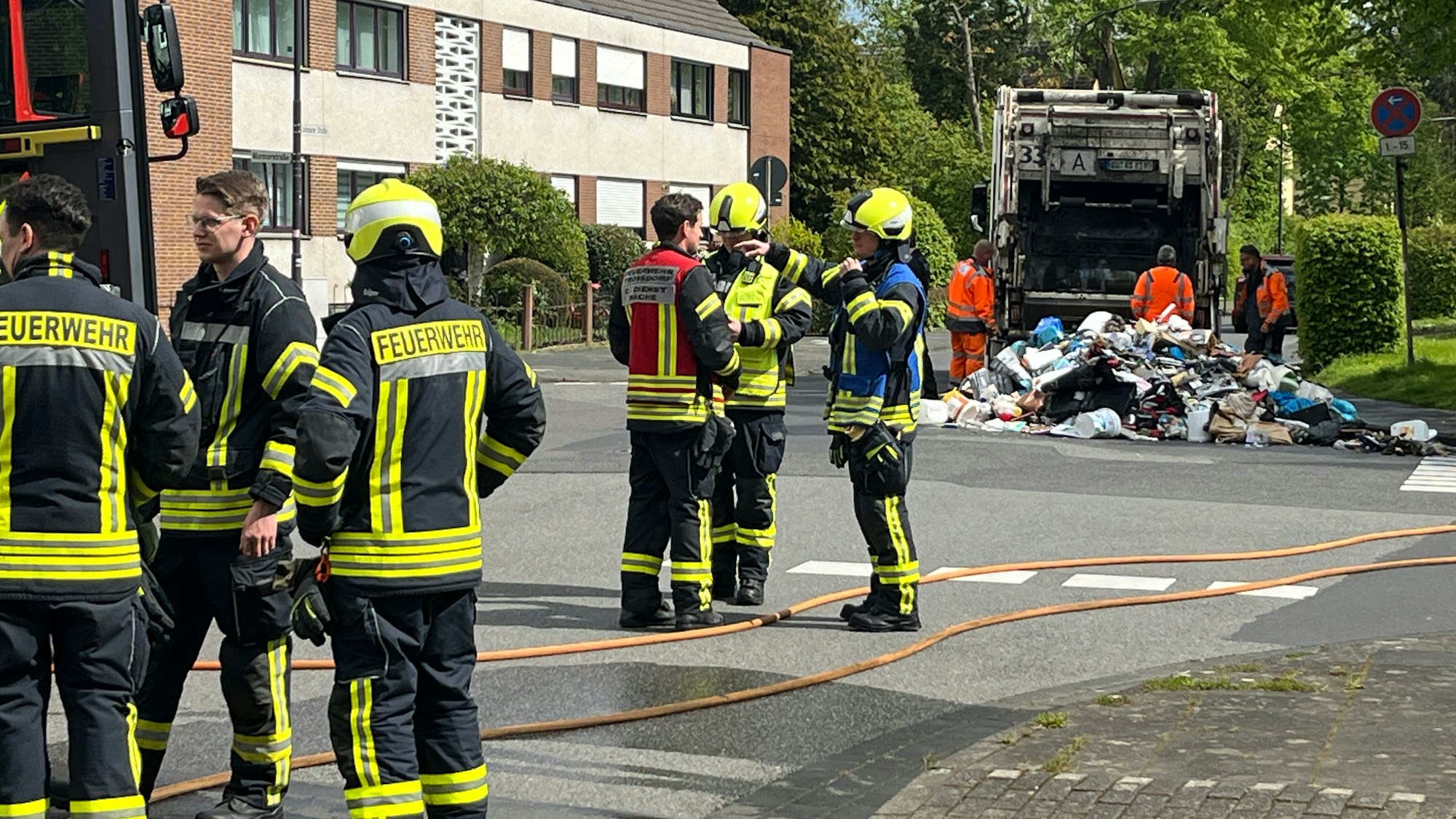 Immer wieder kommt es auch zu Bränden in Müllfahrzeugen. Der Abfall muss dann ausgekippt und von der Feuerwehr gelöscht werden. (Archivfoto)