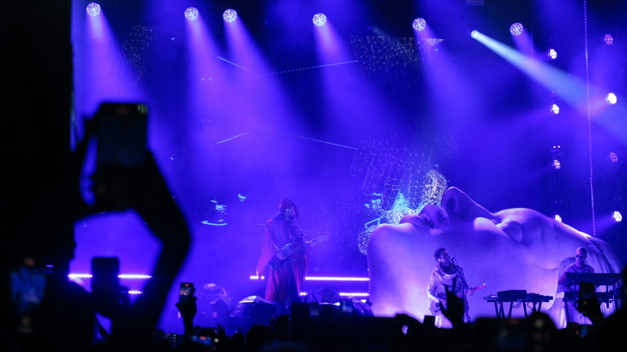 Das Bild zeigt das Bühnenbild des Konzerts.