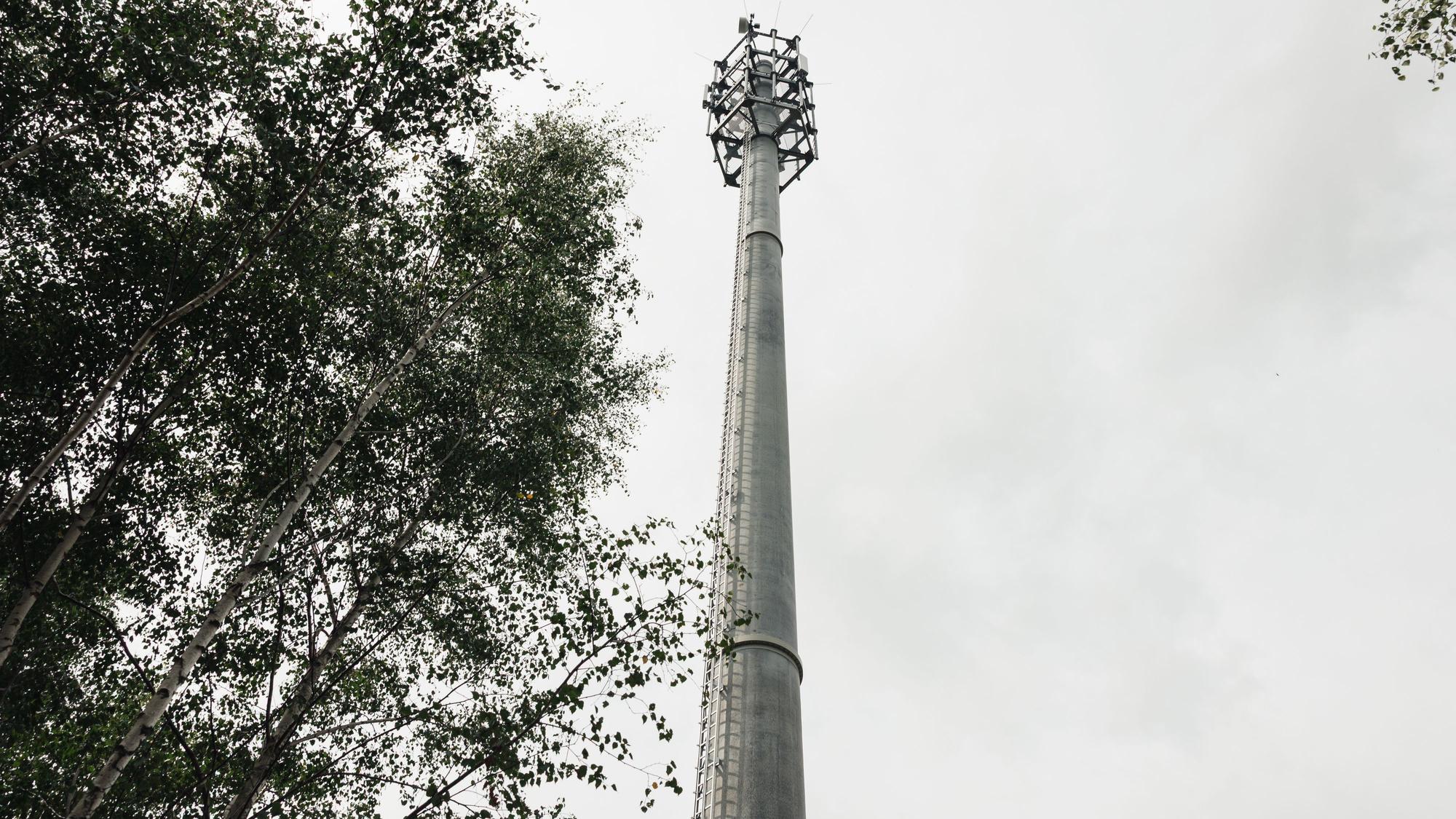 Ein Mobilfunkmast ragt in den Himmel.