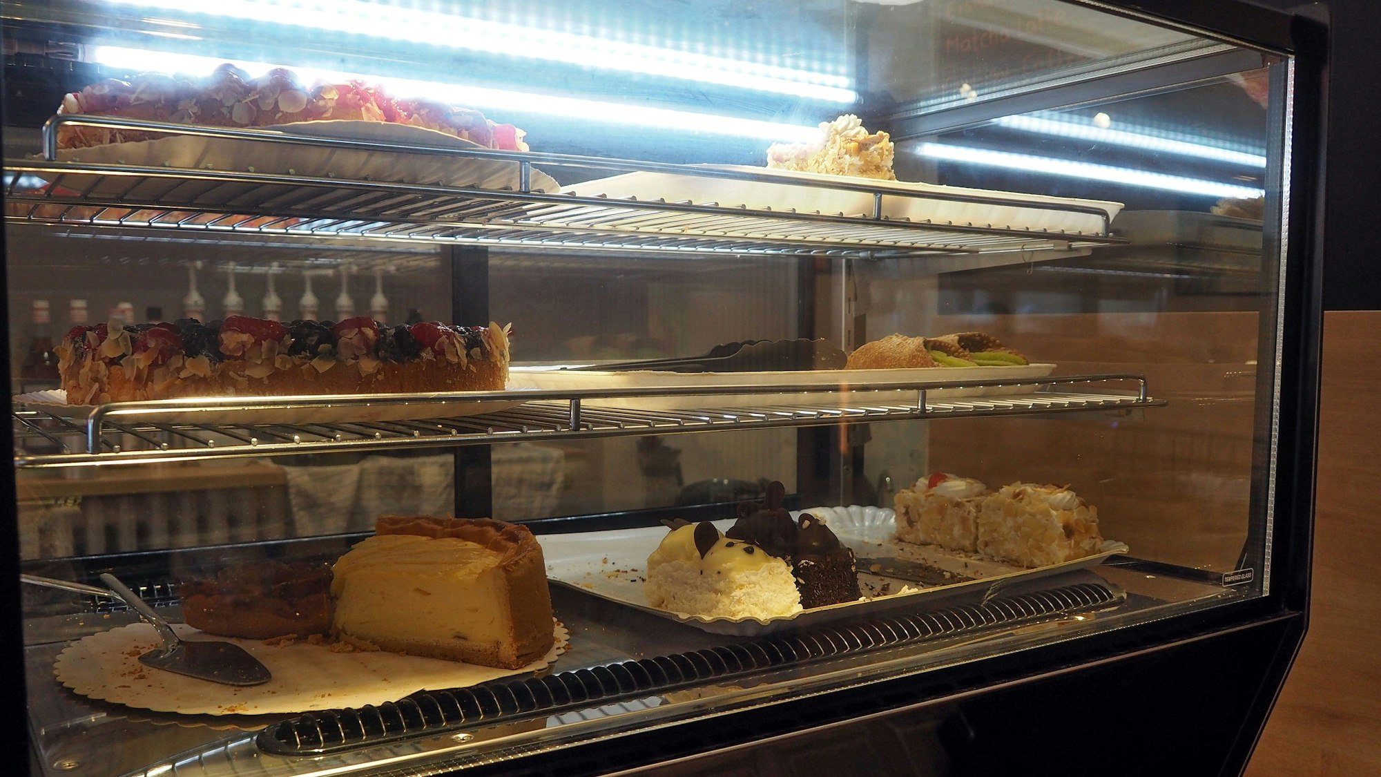Eine Vitrine mit Kuchen und Torten ist zu sehen.