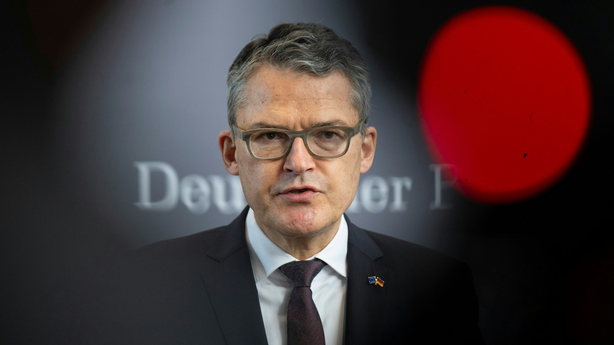 ARCHIV - 16.10.2023, Berlin: Roderich Kiesewetter (CDU), stellvertretender Vorsitzender des Parlamentarischen Kontrollgremiums spricht vor Beginn der öffentlichen Anhörung im Bundestag mit den Medienvertretern. (zu dpa: «CDU-Politiker Kiesewetter kritisiert deutsche Nahost-Politik») Foto: Monika Skolimowska/dpa +++ dpa-Bildfunk +++