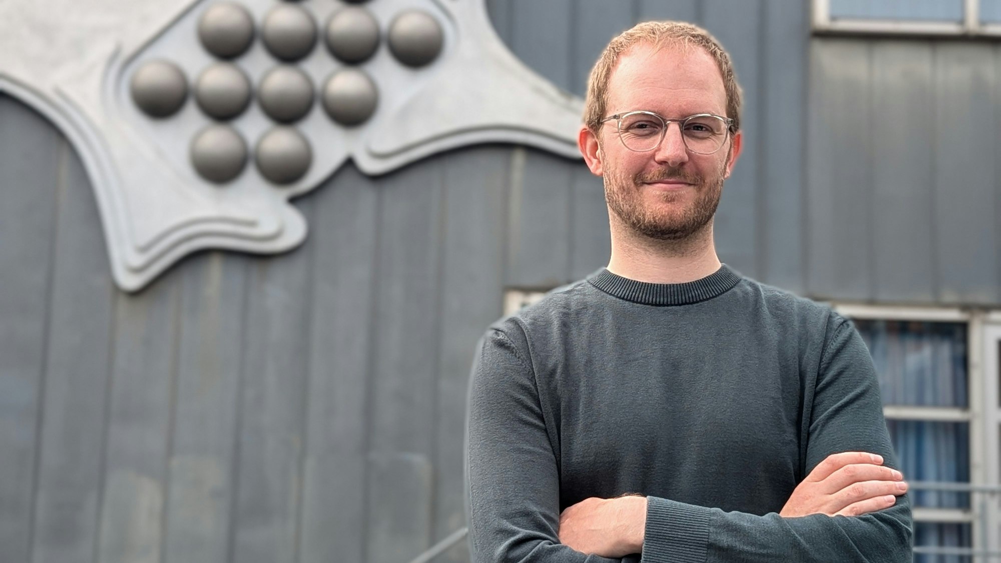 Das Foto zeigt den Bürgermeisterkandidaten vor dem Bürgerhaus in Hürth.