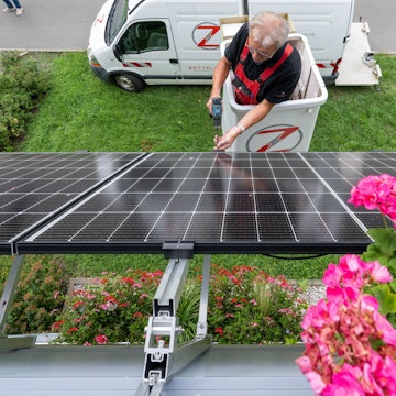 Die Montage eines Balkonkraftwerka ist zu sehen.