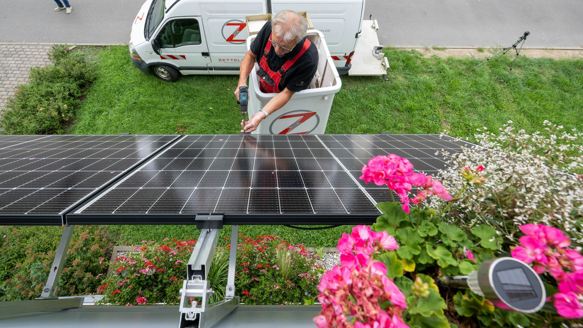 Die Montage eines Balkonkraftwerka ist zu sehen.