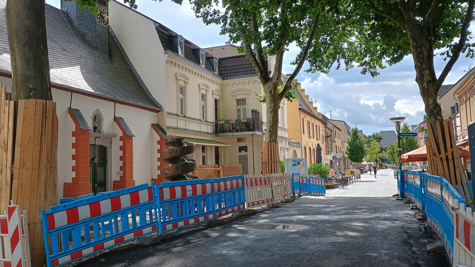 Das Bild zeigt die Innenstadt in Bergheim. An einer Kapelle sind Baustellenbegrenzungen zu sehen.