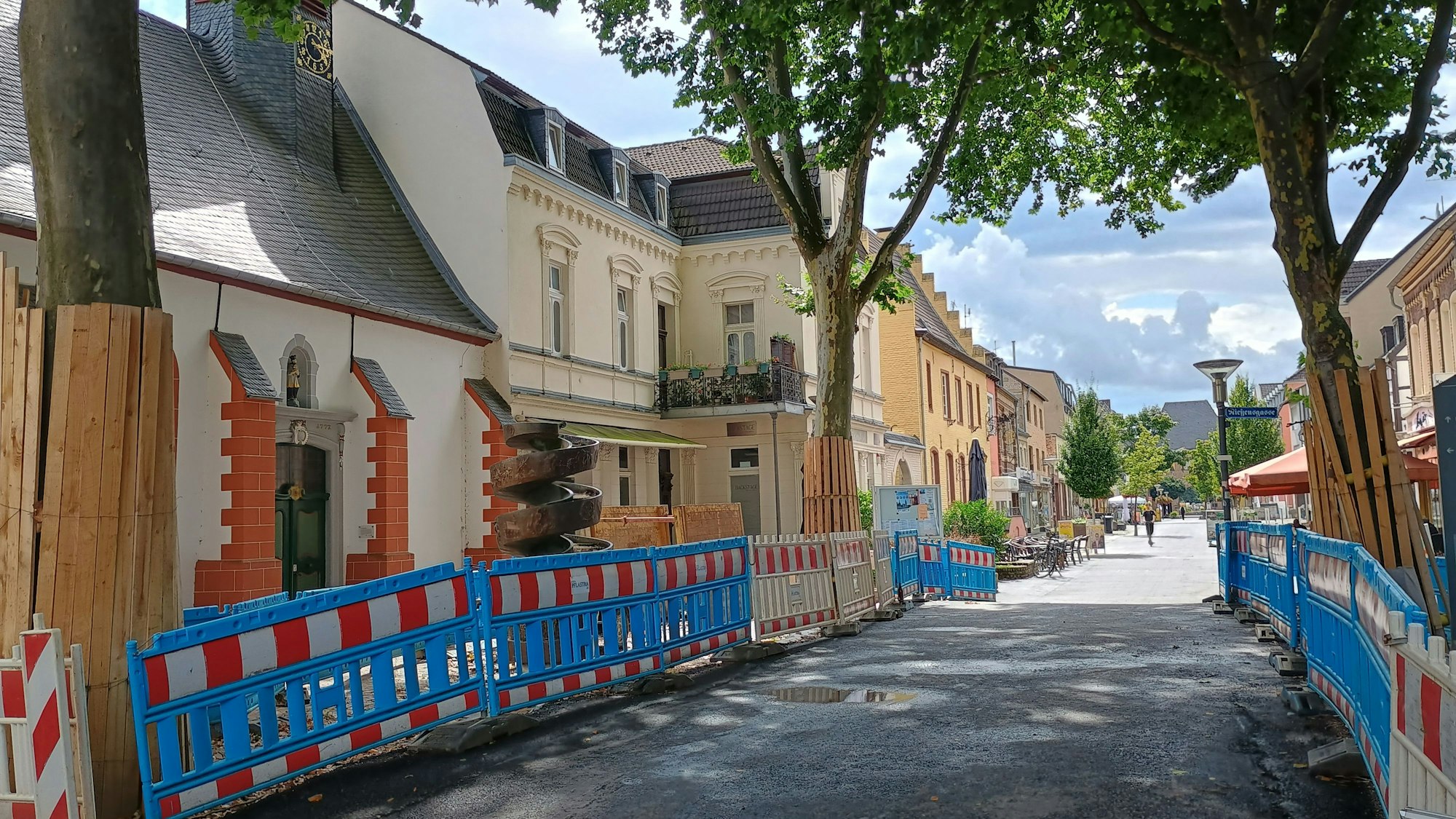 Das Bild zeigt die Bergheimer Fußgängerzone und die Baustellenzäune.