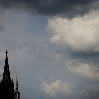Wolken ziehen am Kölner Dom vorbei. (Archivbild)
