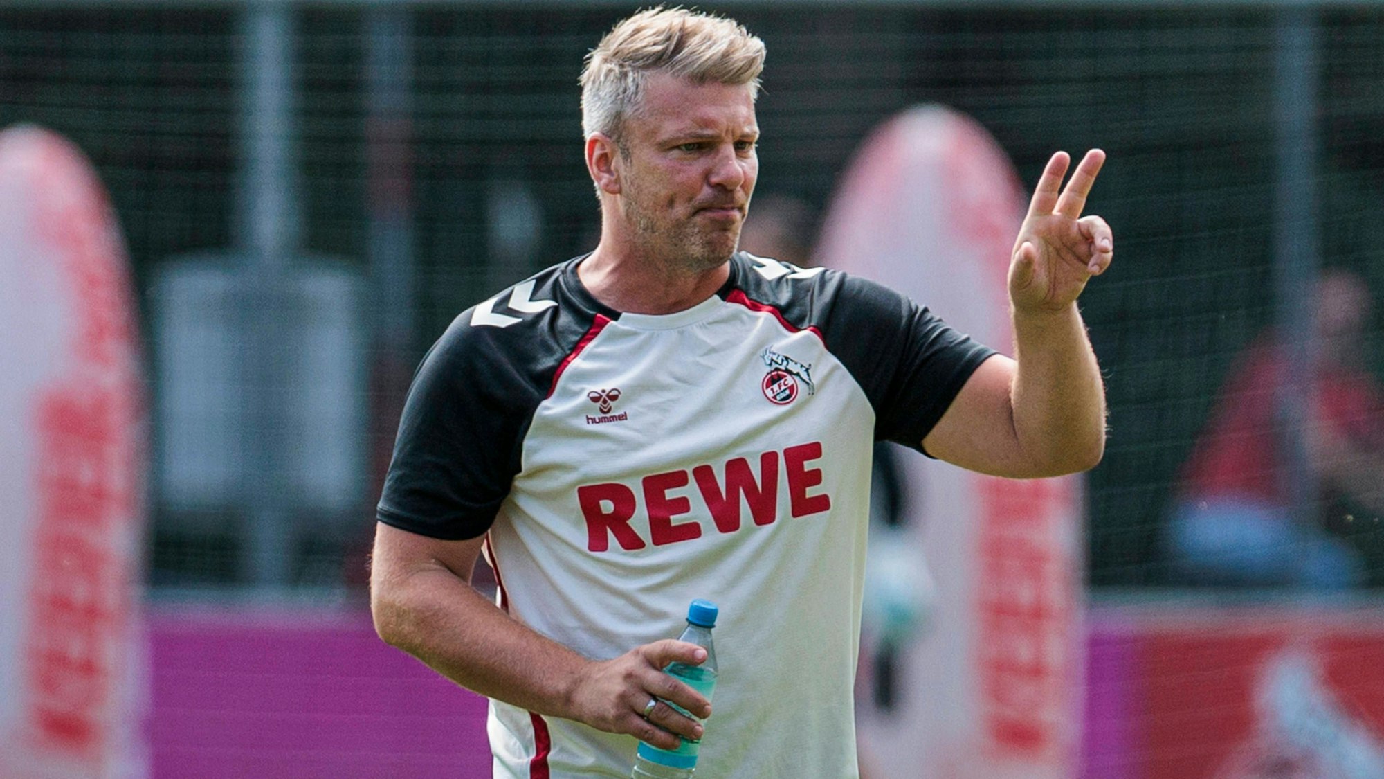 Lukas Kwasniok gibt beim FC-Training Anweisungen.