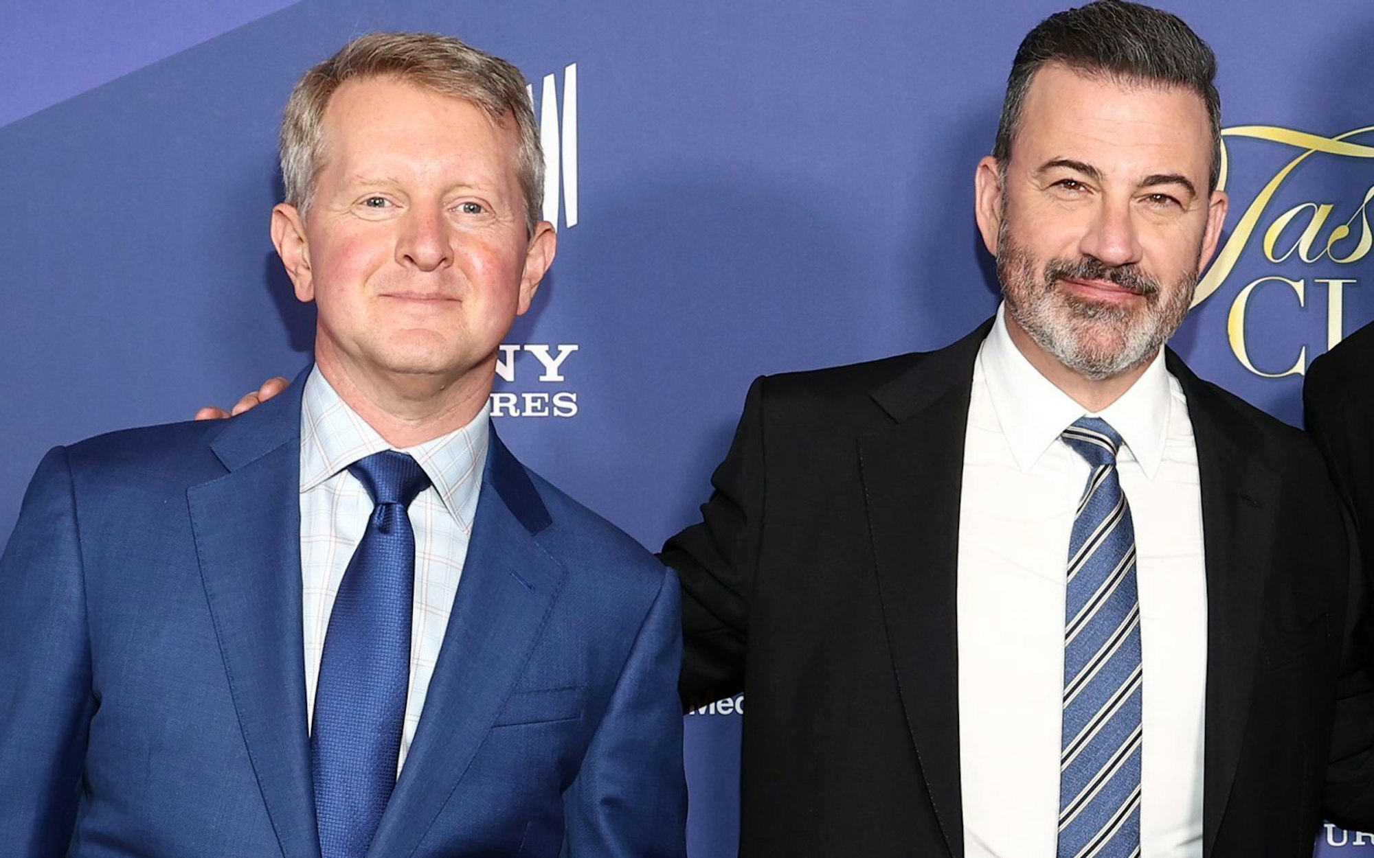 Damon trat gemeinsam mit dem Moderator Ken Jennings (links) an, der die Millionen-Frage beantworten konnte. Late-Night-Talker Jimmy Kimmel moderierte die Sendung. (Bild: 2025 Getty Images/Tommaso Boddi)