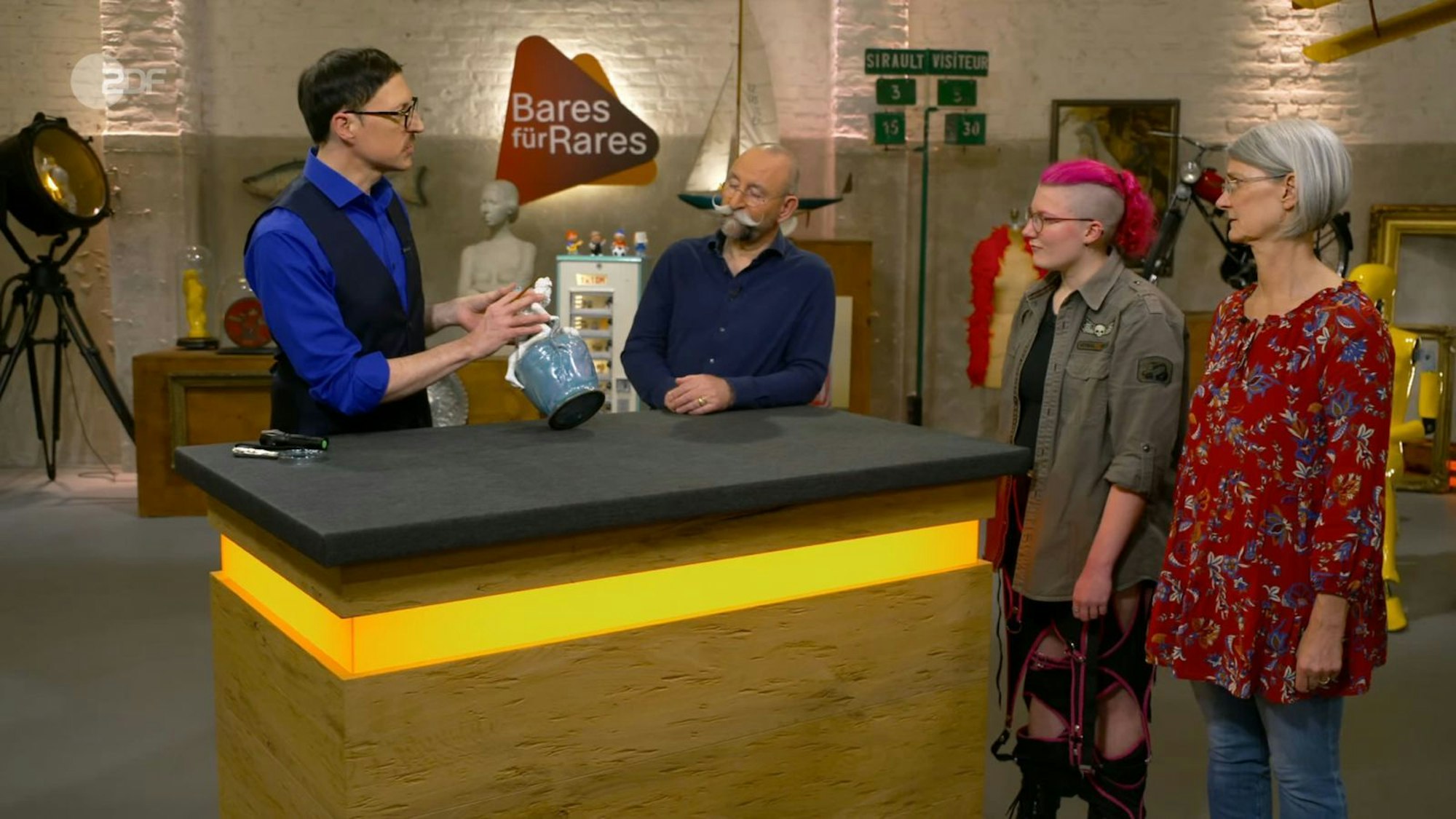 Colmar Schulte-Goltz bestätigte den Preiswunsch von 1.000 Euro für die Vase. Schmitz-Avila bezahlte 1.100. (Bild: ZDF)