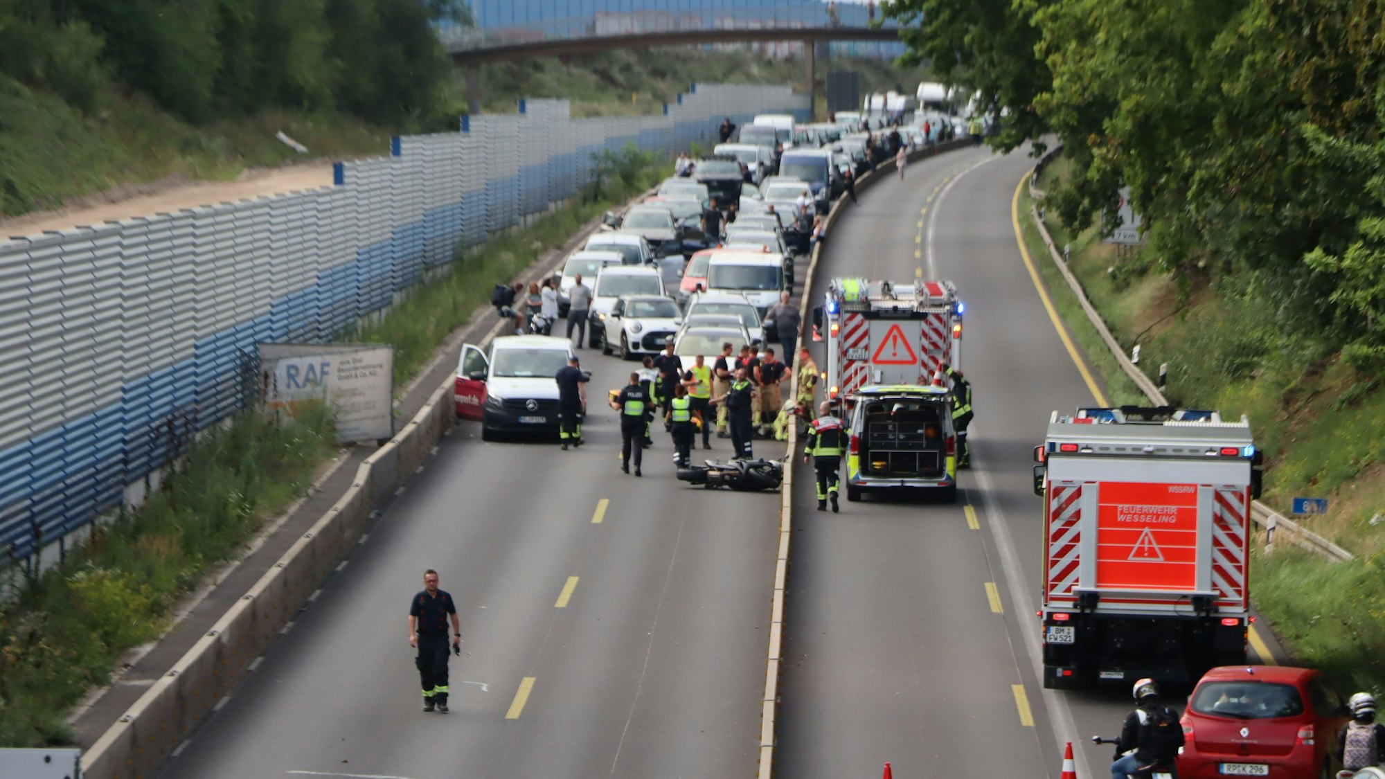 Aus bisher noch nicht geklärter Ursache sind ein Tesla und ein Motorradfahrer zusammengestoßen.