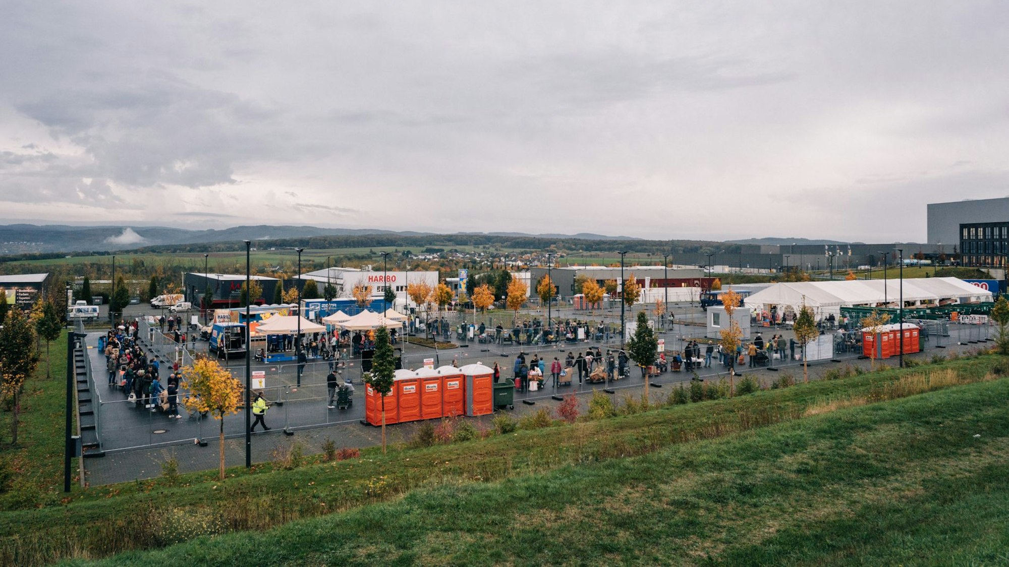 Blick auf das Werksgelände von Haribo in der Grafschaft bei der Kastanien-Aktion 2022.