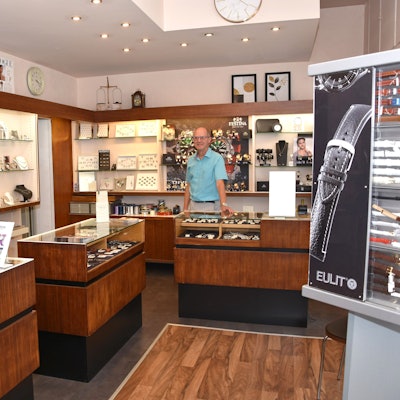 Uhren und Schmuck präsentiert Georg Wahlen in seinem Juweliergeschäft.