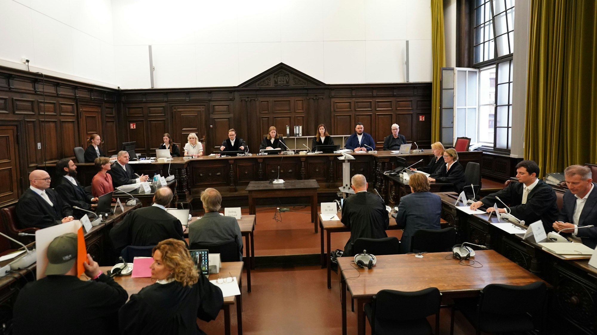 25.07.2025, Hamburg: Christina Block (3.v.l), deutsche Gastronomin und Unternehmerin, und ihr Verteidiger Ingo Bott (2.v.l) und ihr Verteidiger Otmar Kury (4.v.l) sowie Nebenkläger Stephan Hensel (r), Ex-Ehemann und Vater der Kinder von Christina Block, und sein Anwalt Philip von der Meden (2.v.r), Vertreter der Nebenklage, sitzen im Sitzungssaal im Strafjustizgebäude während des Prozesses wegen mutmaßlicher Kindesentführung.