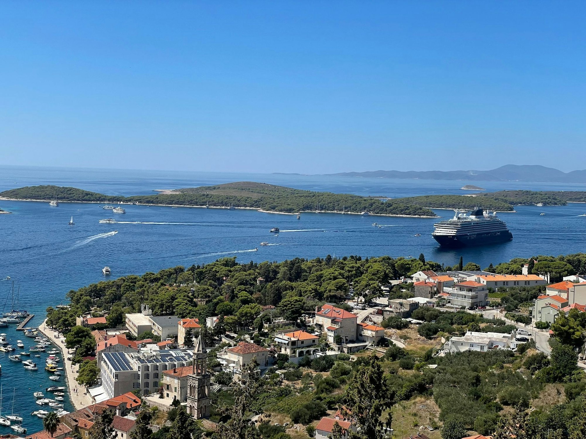 Blick von Hvar auf die Adriaküste und das Kreuzfahrtschiff.