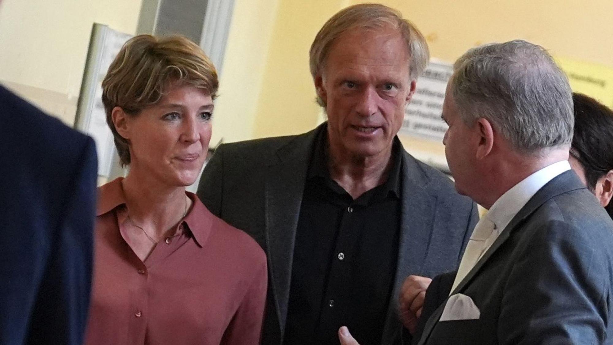 25.07.2025, Hamburg: Christina Block (l), deutsche Gastronomin und Unternehmerin, verlässt mit ihrem Verteidiger Otmar Kury (r) sowie ihrem Lebensgefährten Gerhard Delling (M), Fernsehmoderator und Sportjournalist, nach dem Prozess wegen mutmaßlicher Kindesentführung den Gerichtssaal im Strafjustizgebäude.
