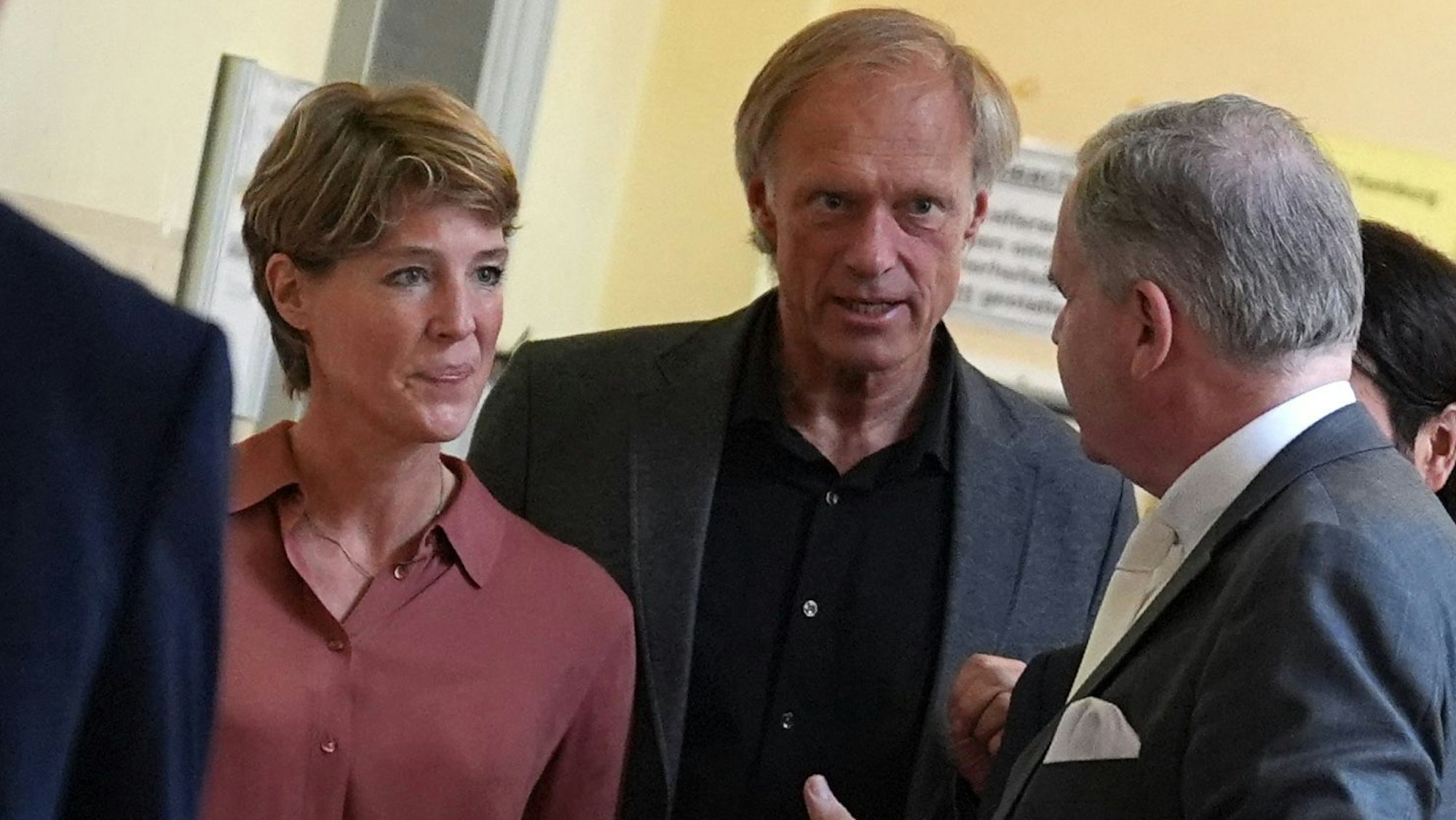 25.07.2025, Hamburg: Christina Block (l), deutsche Gastronomin und Unternehmerin, verlässt mit ihrem Verteidiger Otmar Kury (r) sowie ihrem Lebensgefährten Gerhard Delling (M), Fernsehmoderator und Sportjournalist, nach dem Prozess wegen mutmaßlicher Kindesentführung den Gerichtssaal im Strafjustizgebäude.