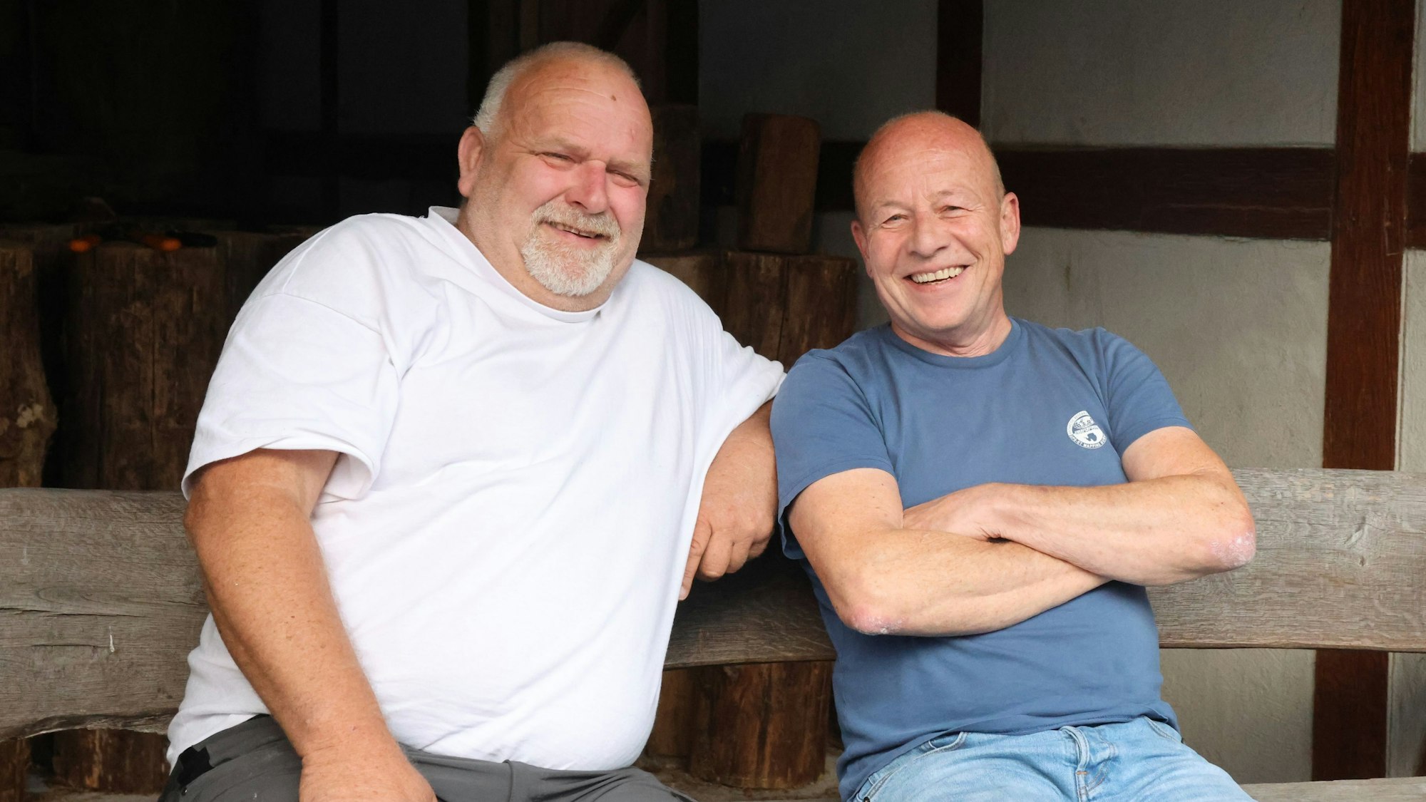 Auf einer Bank in Reichshof-Lüsberg haben Oliver Möschterund Reinhard Krumm nach jeder Tour ihre Einsätze noch einmal nacherlebt.