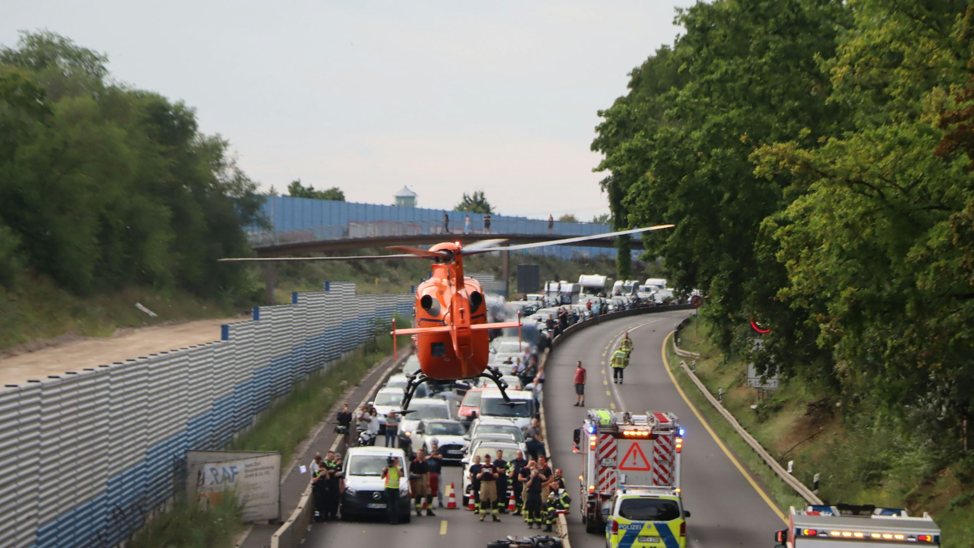 Mit dem Hubschrauber wurde der Notarzt zur Unfallstele geflogen.
