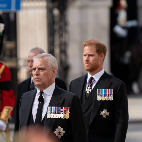 Prinz Andrew und Prinz Harry bei der Trauerprozession für Königin Elizabeth II. am 14. September 2022 in London – beide in zivil, aber mit Orden dekoriert.