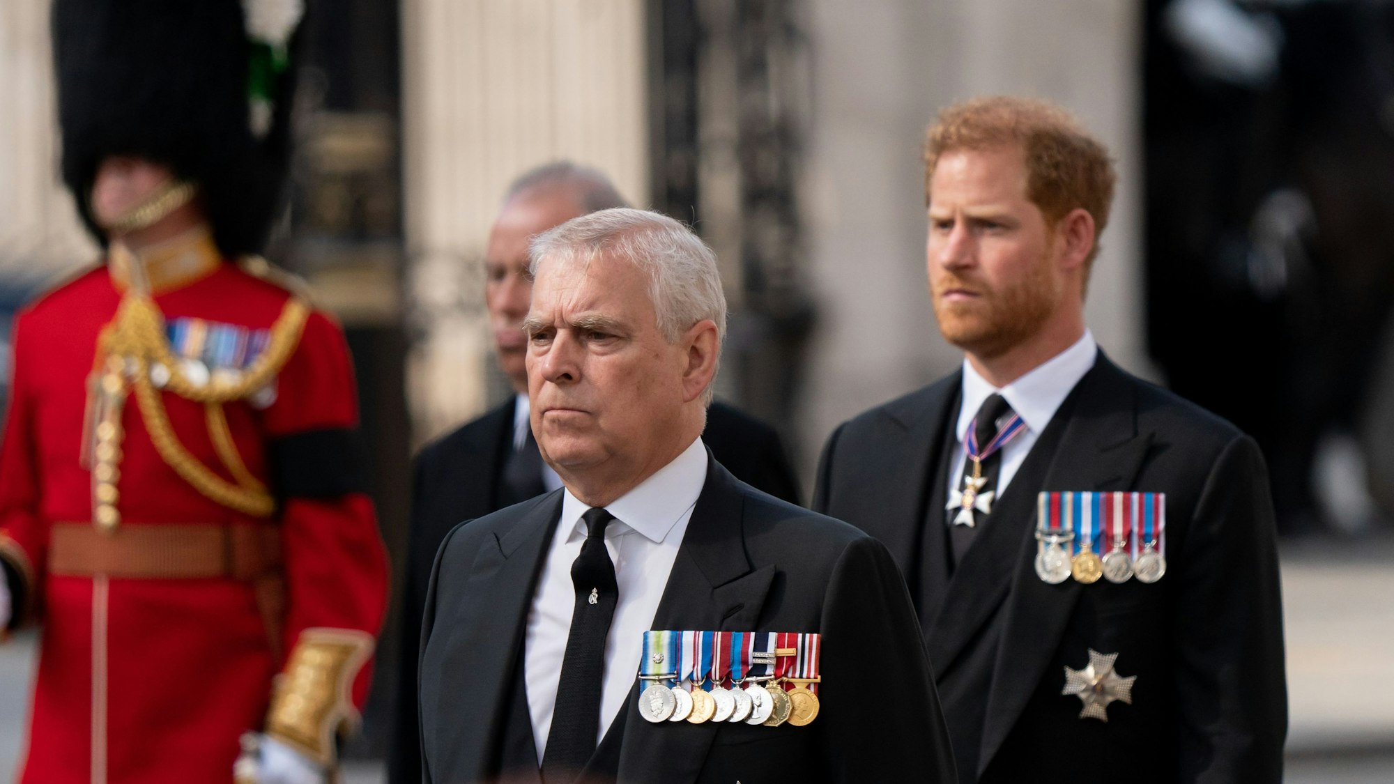 Prinz Andrew und Prinz Harry bei der Trauerprozession für Königin Elizabeth II. am 14. September 2022 in London – beide in zivil, aber mit Orden dekoriert.