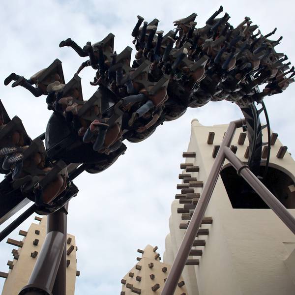 Besucher fahren im Freizeitpark Phantasialand mit einer Achterbahn.