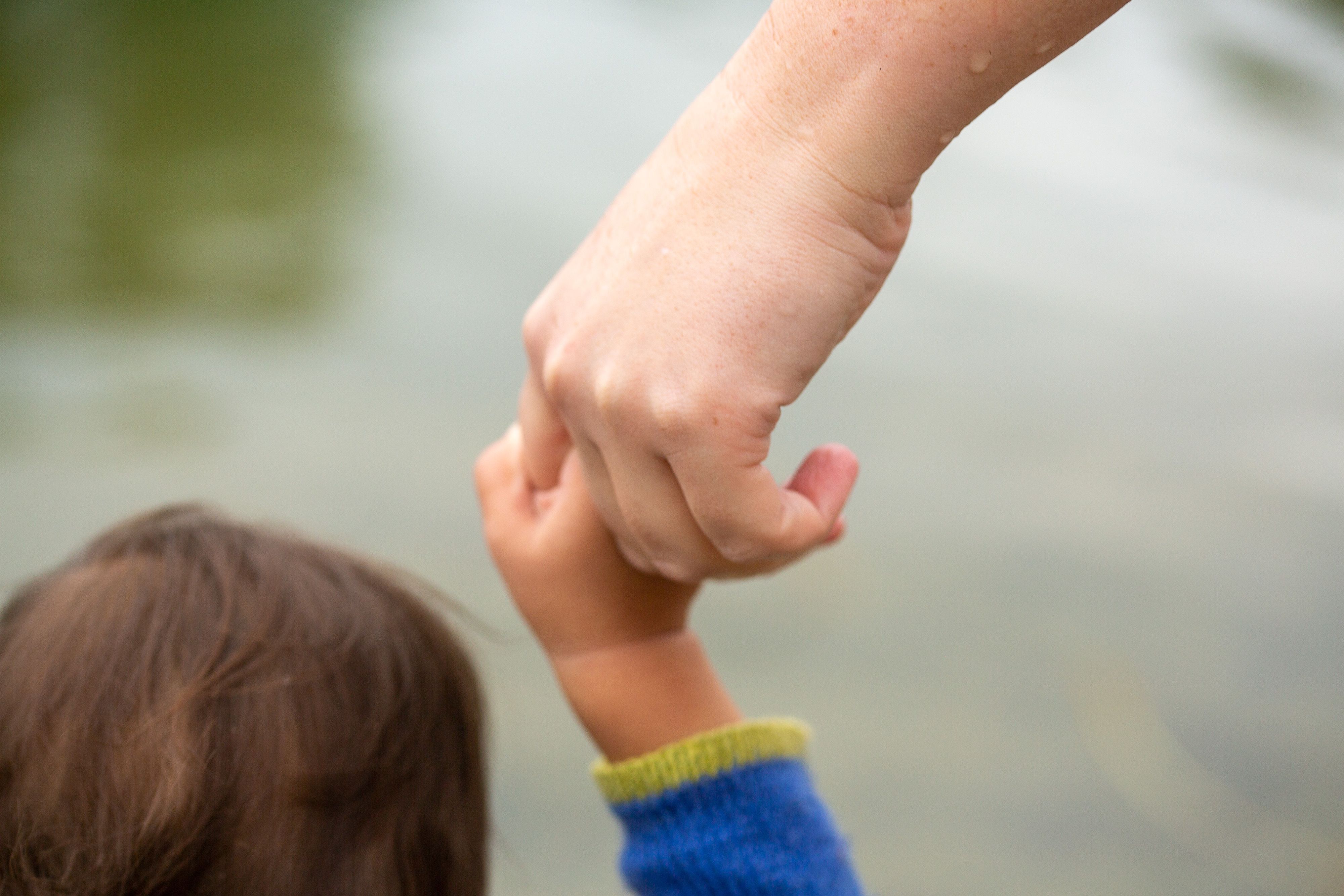 Eine Mutter hält ihr Kind an der Hand (Symbolbild). Der neue Lebenslagenbericht zeigt, wie eine Durchschnittskölnerin lebt.