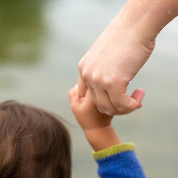 Eine Mutter hält ihr Kind an der Hand (Symbolbild). Der neue Lebenslagenbericht zeigt, wie eine Durchschnittskölnerin lebt.