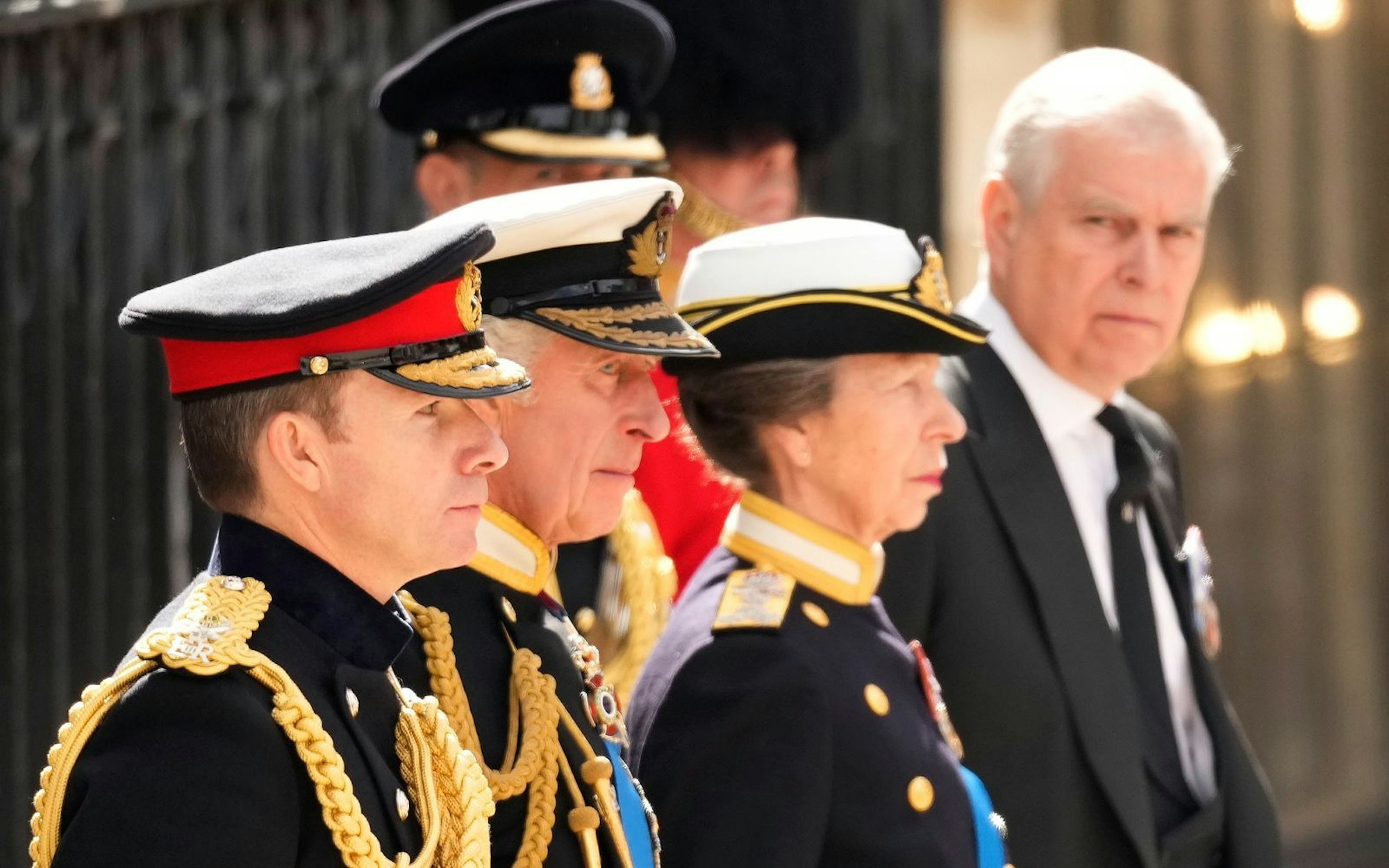 Während König Charles (Zweiter von links) von Prinzessin Anne bei seinen royalen Pflichten unterstützt wird, darf Prinz Andrew (rechts) keine offiziellen Aufgaben mehr übernehmen. (Bild: Getty Images/Christopher Furlong)