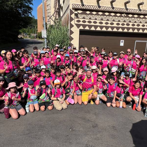 Das Foto zeigt eine große Gruppe von Schülerinnen und Schülern in rosafarbenen T-Shirts vor dem Phantasialand.
