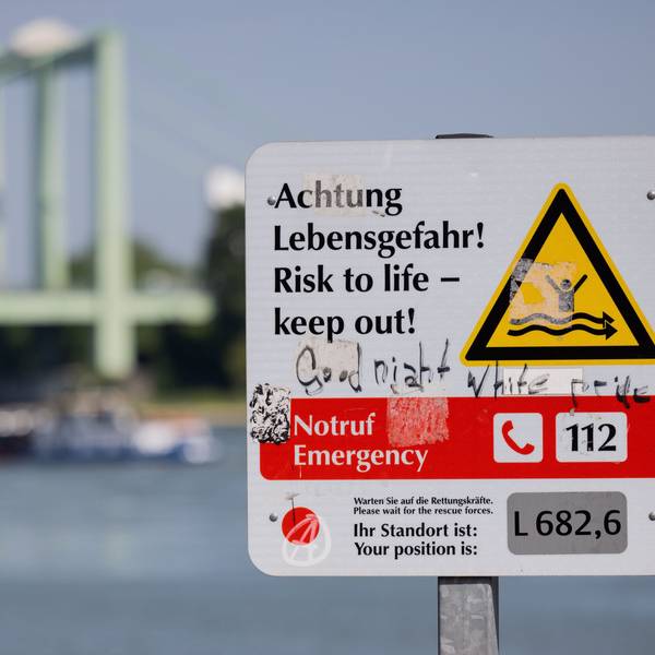 30.05.2023, Nordrhein-Westfalen, Köln: Ein Hinweisschild mit der Aufschrift „Achtung Lebensgefahr“ weist am Rhein in Rodenkirchen auf die Gefahren beim Schwimmen in dem Fluss hin