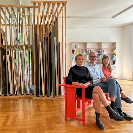 Das Museum Morsbroich und seine Ausrichtung ist Teil vieler Diskussionen in Leverkusen. Thekla Zell (Kuratorin) Fritz Emslander (Kommissarischer Direktor) Lucia Riemenschnitter (Museumsvermittlung) wollen das Museum und die Menschen in der Stadt zusammenbringen.