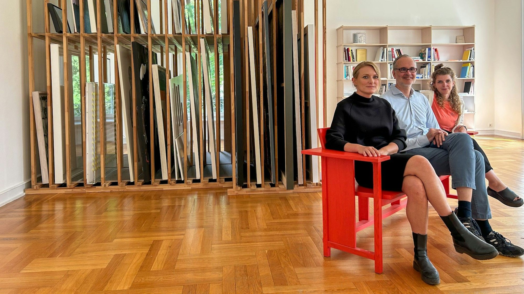 Das Museum Morsbroich und seine Ausrichtung ist Teil vieler Diskussionen in Leverkusen. Thekla Zell (Kuratorin) Fritz Emslander (Kommissarischer Direktor) Lucia Riemenschnitter (Museumsvermittlung) wollen das Museum und die Menschen in der Stadt zusammenbringen.