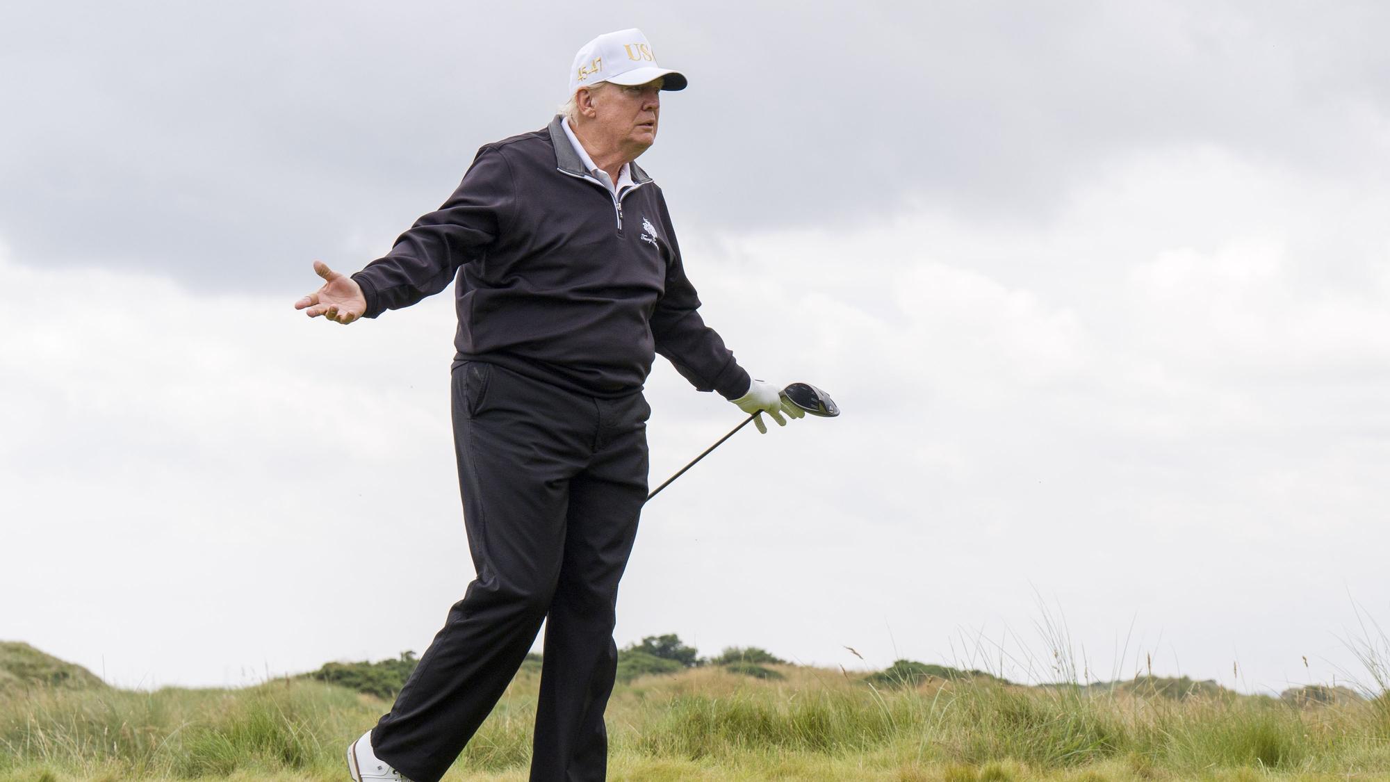 Donald Trump lässt sich regelmäßig beim Golfspielen ablichten. Über seine Fähigkeiten gab es zuletzt nach Schummel-Vorwürfen Diskussionen in den US-Medien.