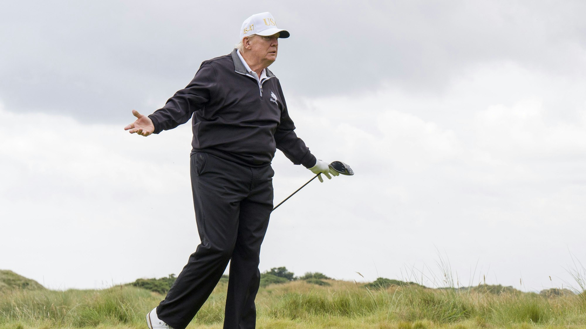 Donald Trump lässt sich regelmäßig beim Golfspielen ablichten. Über seine Fähigkeiten gab es zuletzt nach Schummel-Vorwürfen Diskussionen in den US-Medien.
