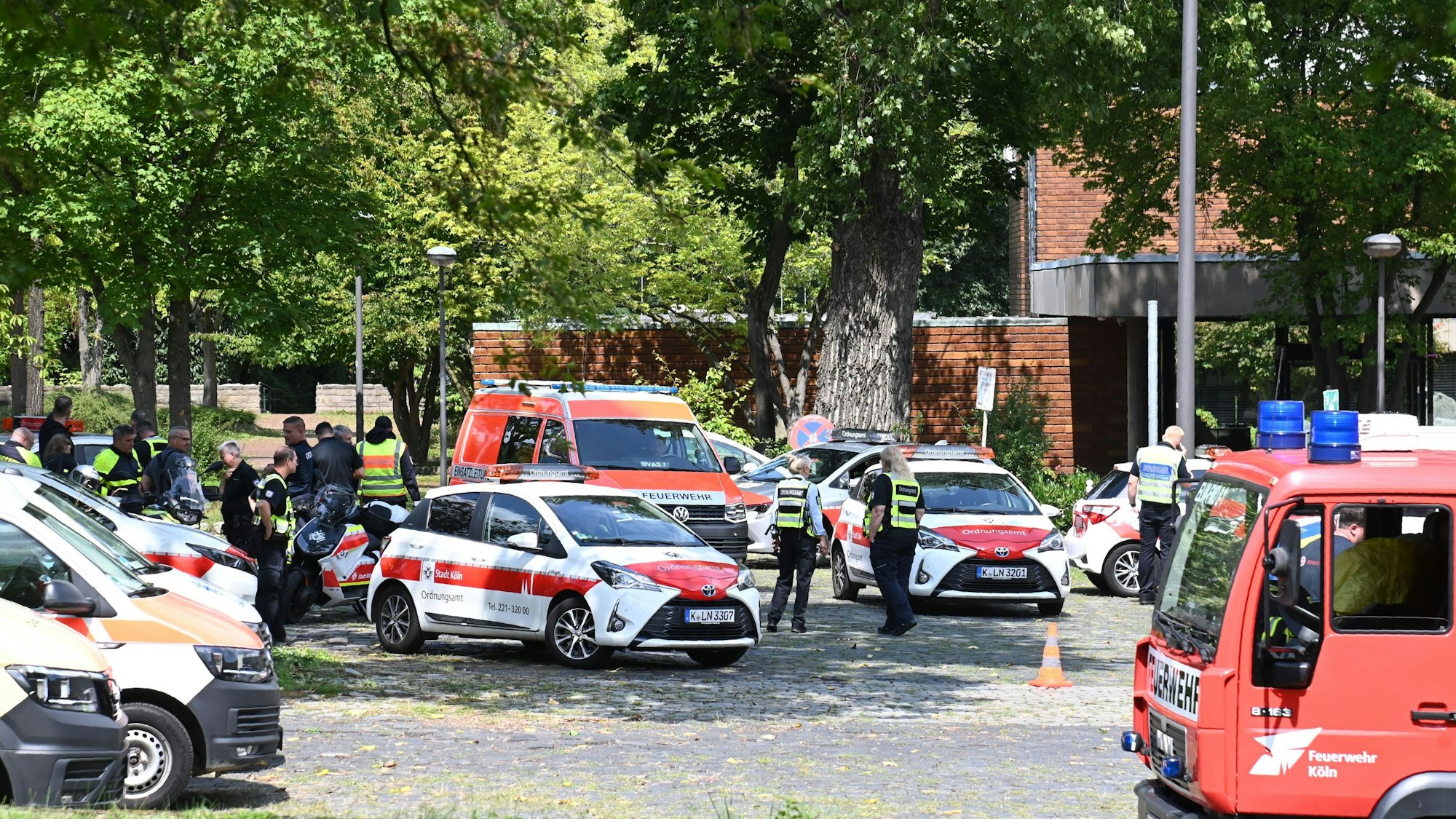 Im Bereich Gronewaldstraße am Rautenstrauch-Kanal auf dem Gelände der LVR-Johann-Joseph-Gronewald-Schule ist am Dienstagvormittag eine Weltkriegsbombe gefunden worden. Das Bild zeigt die Einsatzleitung auf dem Parkplatz Museum für Ostasiatische Kunst. Foto: Alexander Schwaiger