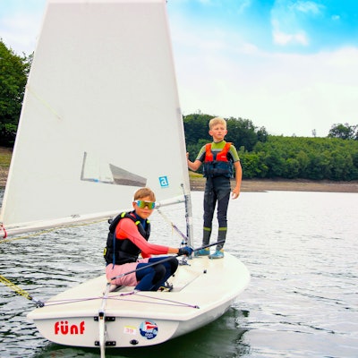 Zwei Jungs auf einem Segelboot.