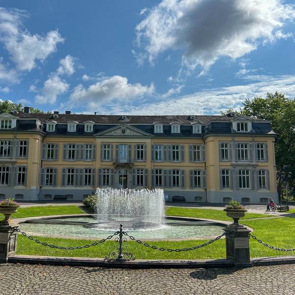 Das Museum Morsbroich, beheimatet im Schloss, war deutschlandweit das erste Haus für zeitgenössische Kunst nach dem Zweiten Weltkrieg.