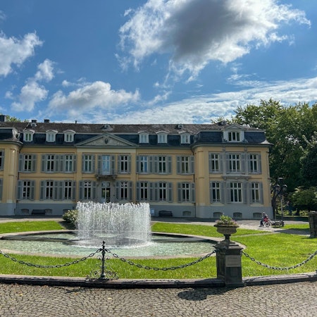 Das Museum Morsbroich, beheimatet im Schloss, war deutschlandweit das erste Haus für zeitgenössische Kunst nach dem Zweiten Weltkrieg.