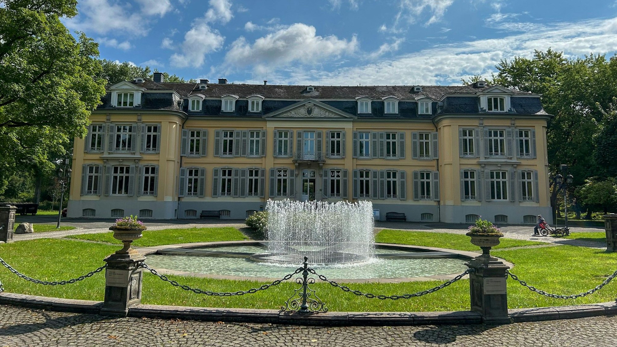 Das Museum Morsbroich, beheimatet im Schloss, war deutschlandweit das erste Haus für zeitgenössische Kunst nach dem Zweiten Weltkrieg.