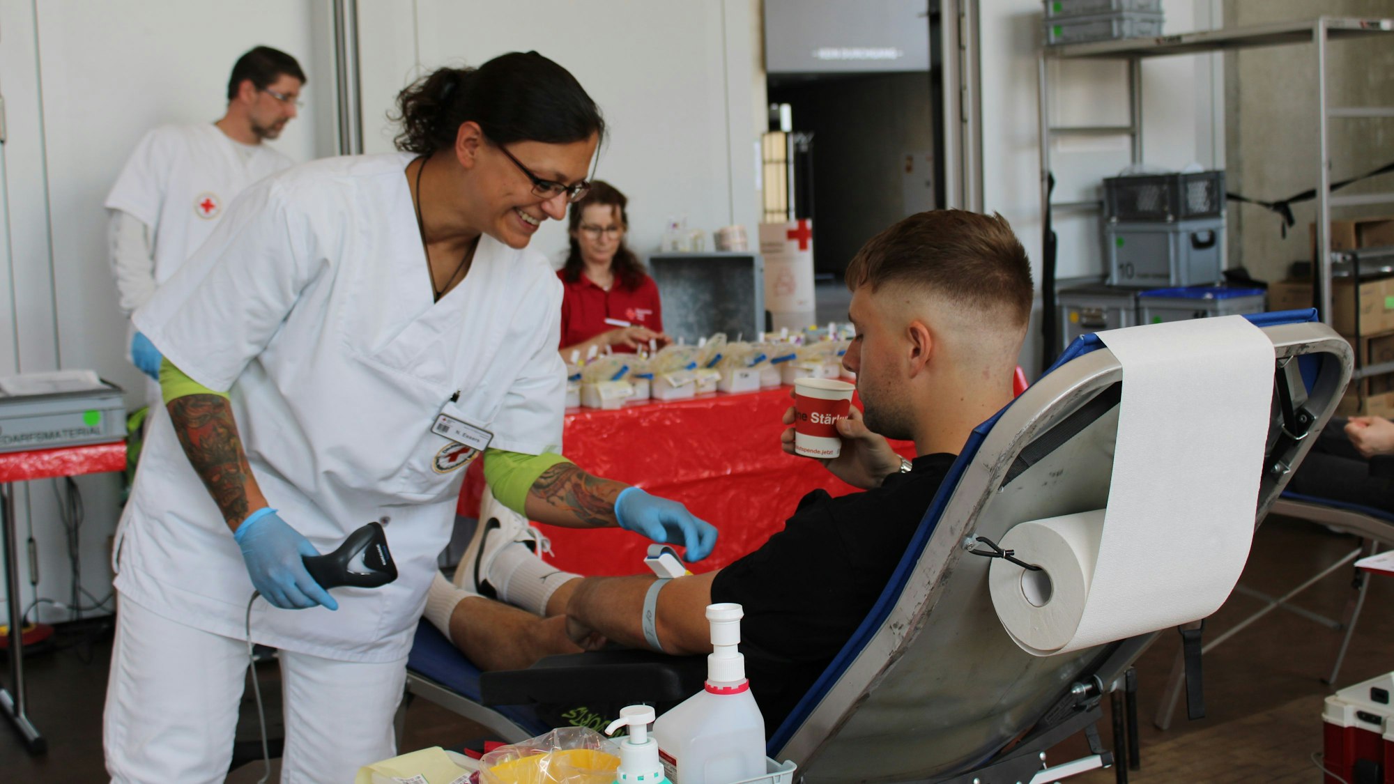 160 Anmeldungen gab es für den Blutspende-Marathon in der Troisdorfer Stadthalle, dazu kommen einige spontan vorbei.