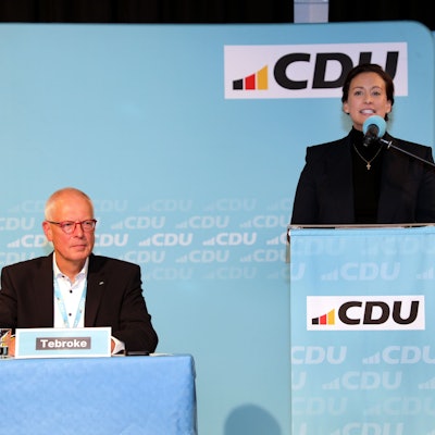 Caroline Bosbach MdB spricht bei der Aufstellungsversammlung zur Nominierung eines Bundestagskandidaten der CDU Rhein-Berg am 22. November 2024 auf einer Kreisparteiversammlung in Refrath. Links neben ihr sitz der CDU-Kreisvorsitzende Dr. Hermann-Josef Tebroke.
