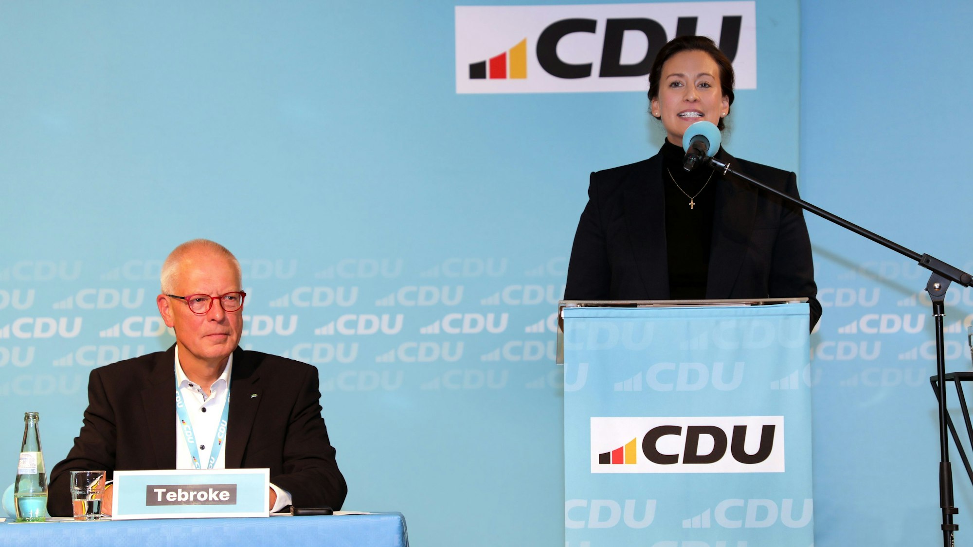 Caroline Bosbach MdB spricht bei der Aufstellungsversammlung zur Nominierung eines Bundestagskandidaten der CDU Rhein-Berg am 22. November 2024 auf einer Kreisparteiversammlung in Refrath. Links neben ihr sitz der CDU-Kreisvorsitzende Dr. Hermann-Josef Tebroke.
