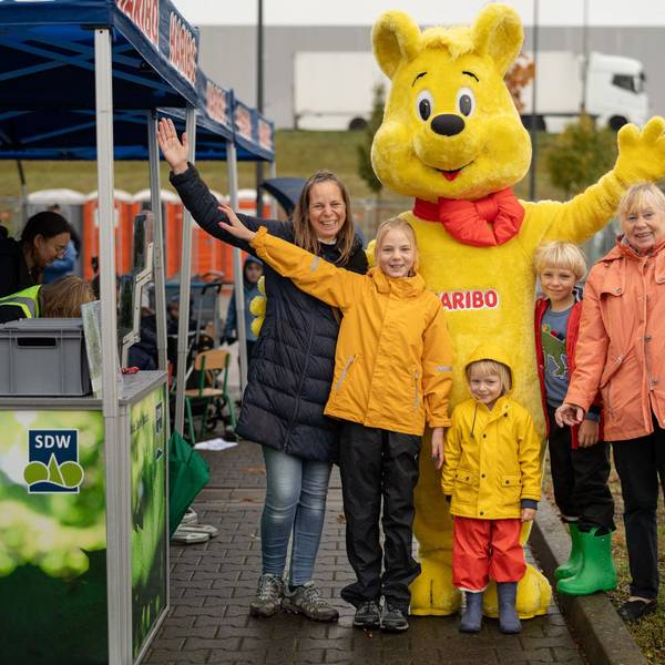 Sammlerinnen und Sammler bei der Kastanien-Aktion des Süßigkeiten-Konzerns Haribo 2023.