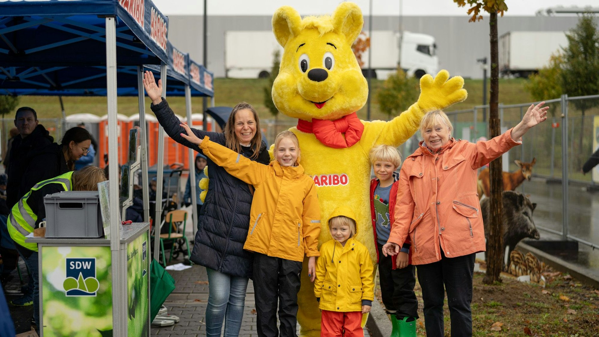 Sammlerinnen und Sammler bei der Kastanien-Aktion des Süßigkeiten-Konzerns Haribo 2023.