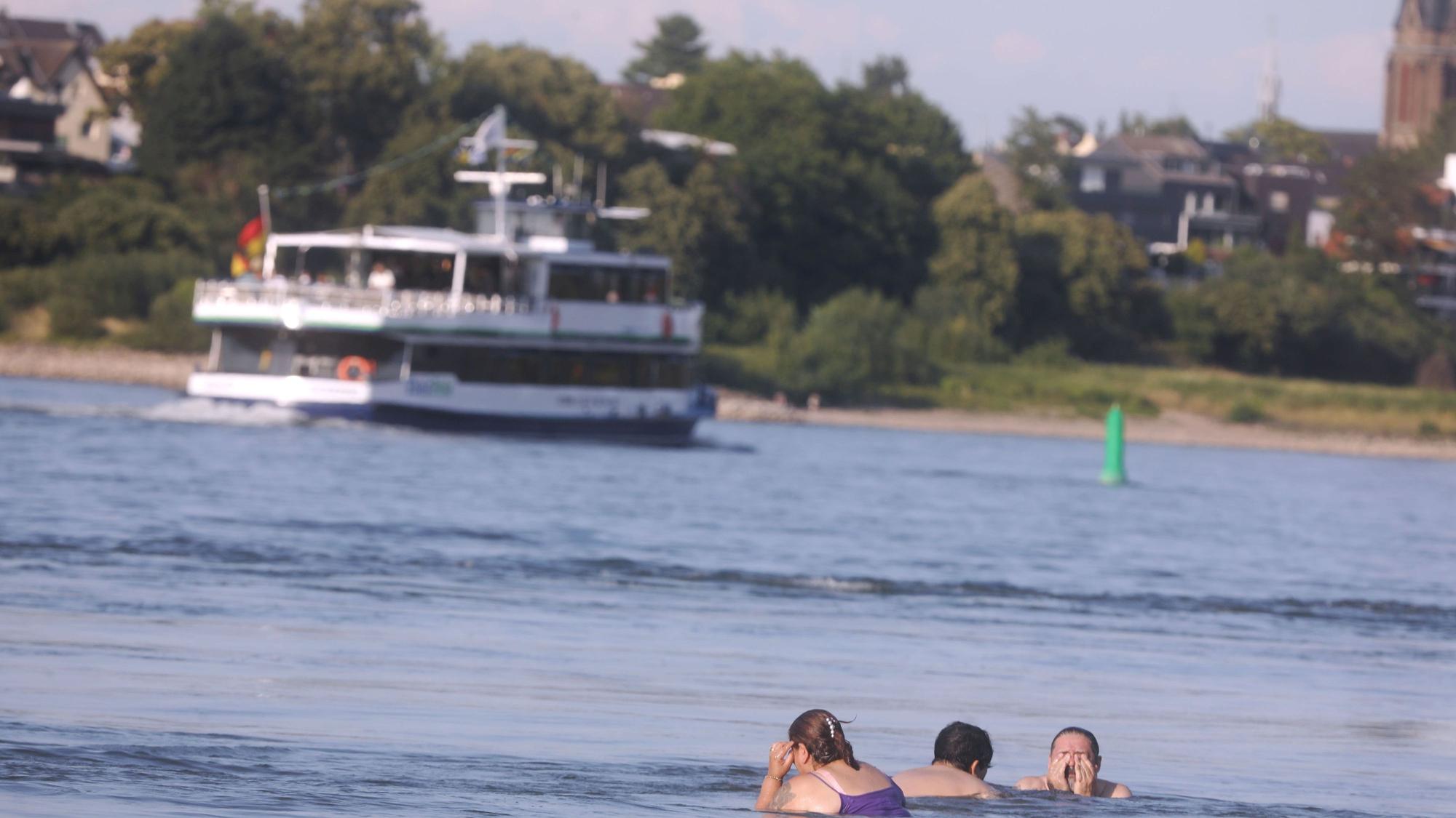 Baden neben vorbeiziehenden Schiffen: Die Strömung kann im Rhein in kann schnell gefährlich werden.
