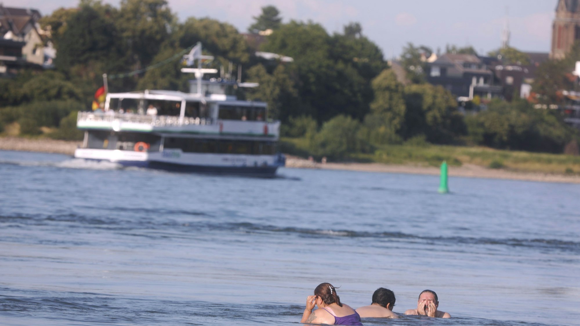 Baden neben vorbeiziehenden Schiffen: Die Strömung kann im Rhein in kann schnell gefährlich werden.