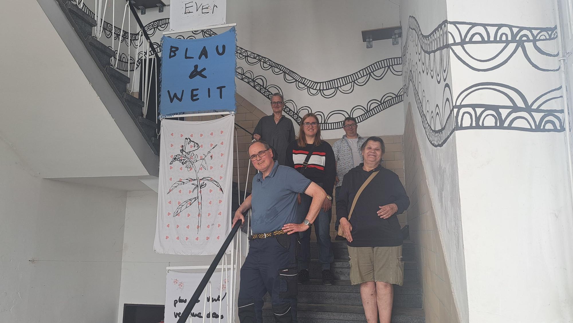 Kunsthaus Kalk bereitet sich auf Pilotphase vor: Jutta Pöstges, künstlerische Leitung, mit einigen der Künstlerinnen und Künstler der Akademie.