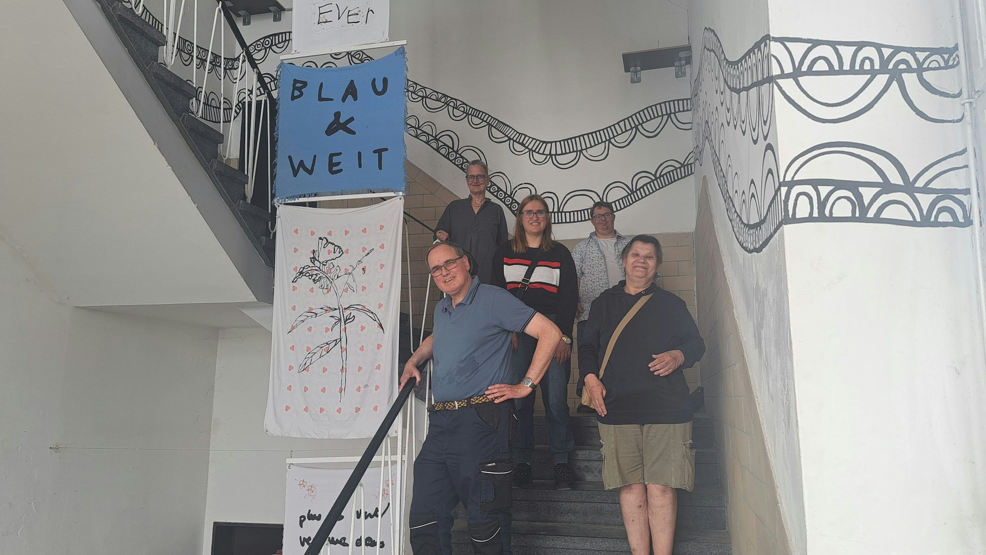 Kunsthaus Kalk bereitet sich auf Pilotphase vor: Jutta Pöstges, künstlerische Leitung, mit einigen der Künstlerinnen und Künstler der Akademie.