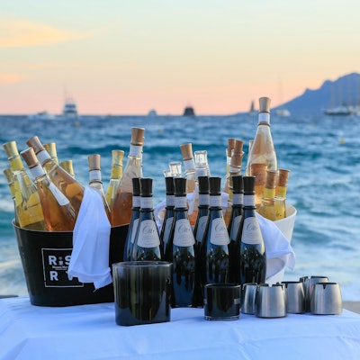 Weinflaschen der Domaine Ott kühlen im Eiskübel